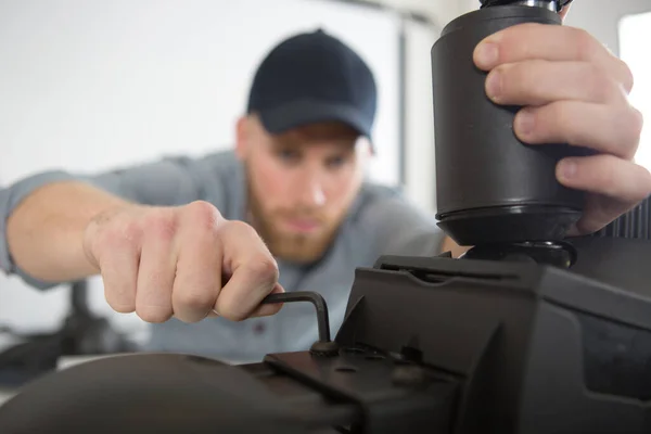 Ein Mann Baut Stuhl Zusammen — Stockfoto