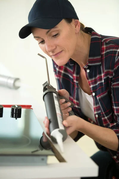 Vrouwelijke Werknemer Toepassen Siliconen Geluid Een Keuken Kookplaat — Stockfoto