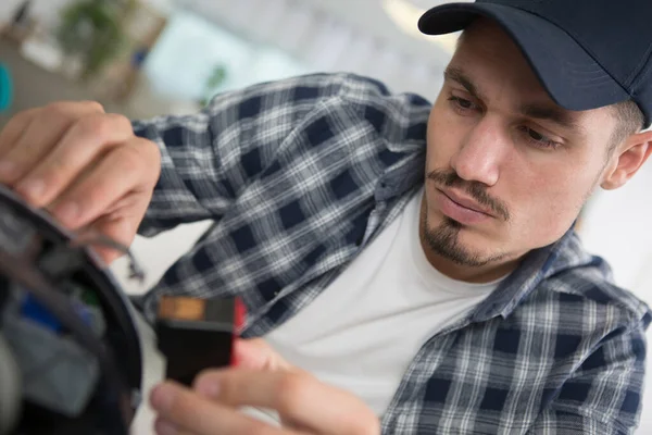 Man Die Inktpatroon Van Printer Vervangt — Stockfoto