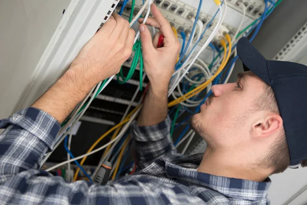 Man Connecting Multiple Color Cables — Stock Photo, Image