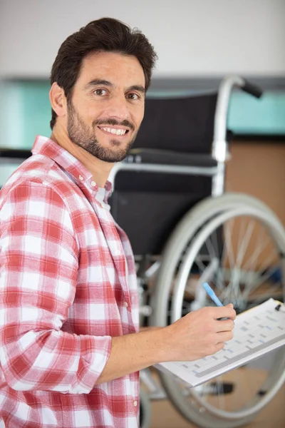 Datoringenjör Som Arbetar Med Trasig Konsol Sitt Kontor — Stockfoto