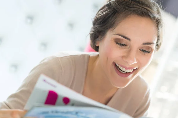 Vrolijke Vrouw Het Lezen Van Een Tijdschrift — Stockfoto