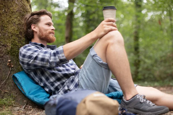 Jongeman Met Meeneem Koffiekop Gefilterd Afbeelding — Stockfoto