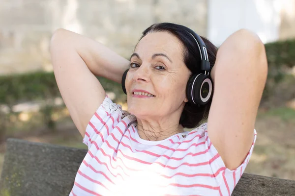 Πορτρέτο Ηλικιωμένη Γυναίκα Ευτυχισμένη Στο Πάρκο Ακουστικά — Φωτογραφία Αρχείου