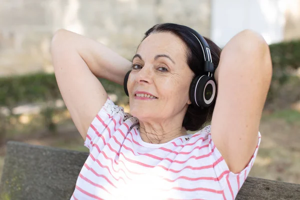 Ritratto Donna Anziana Felice Nel Parco Con Cuffie — Foto Stock