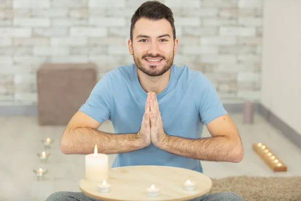 Adam Evde Tek Başına Meditasyon Yapıyor — Stok fotoğraf