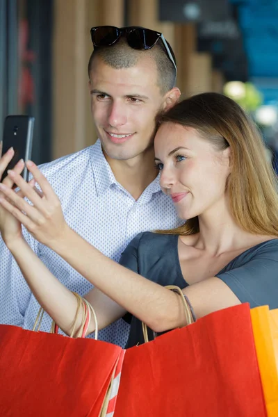 Par Shopping Gör Selfie — Stockfoto