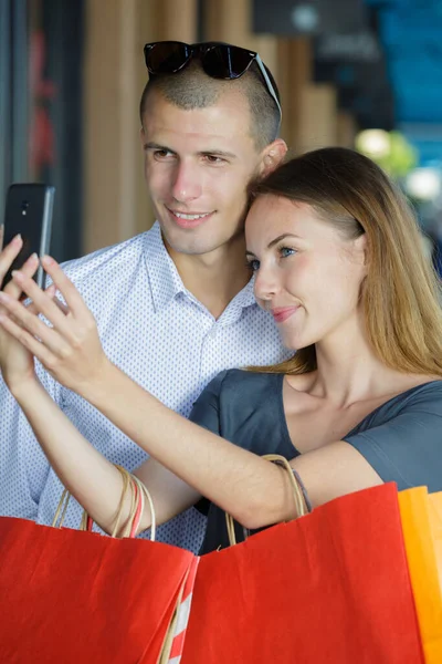 Pár Nakupování Dělá Selfie — Stock fotografie