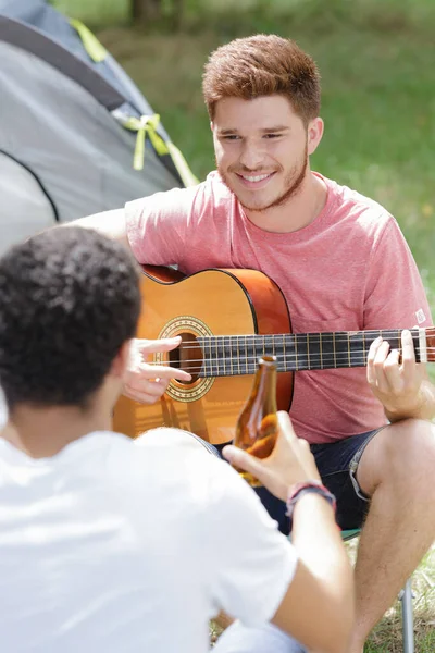 Молоді Чоловіки Ють Пиво Грають Гітарі Кемпінгу — стокове фото