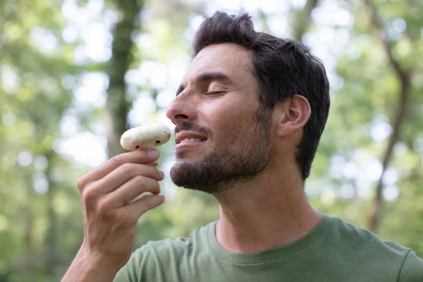 Homem Cheirando Uma Trufa Cogumelos — Fotografia de Stock