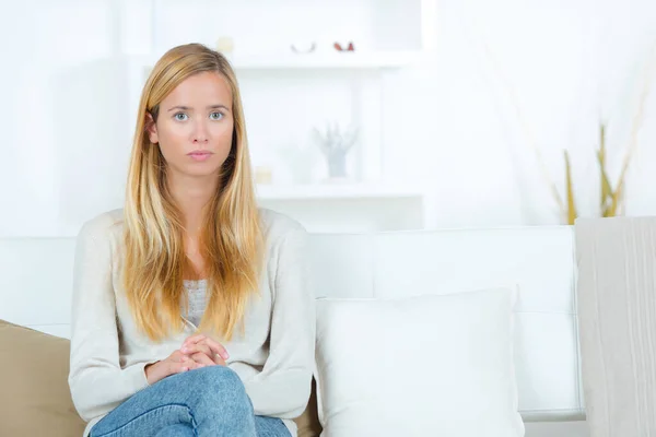 Portrait Une Jeune Femme Sérieuse Assise Seule Sur Canapé — Photo