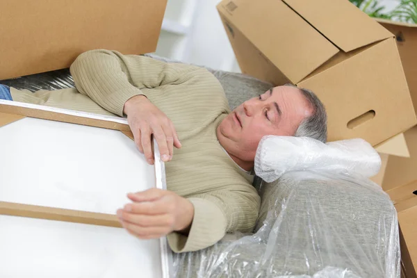 Hombre Duerme Entre Cajas — Foto de Stock