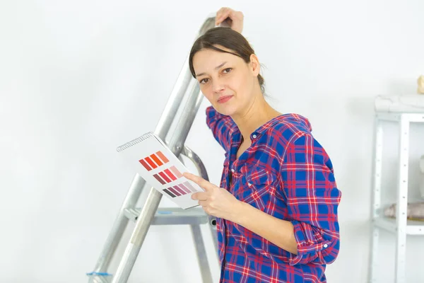 Jonge Vrouw Met Een Kleur Staal — Stockfoto