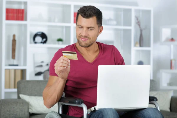 Deficiente Homem Usando Cartão Crédito Para Fazer Compras Internet — Fotografia de Stock