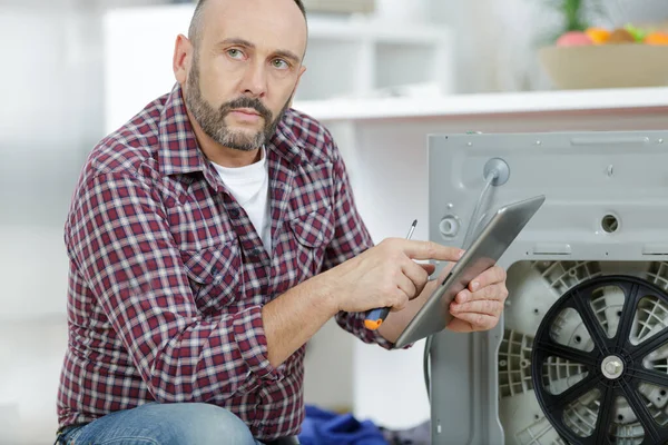 Hombre Revisando Vblog Sobre Reparación Una Máquina — Foto de Stock