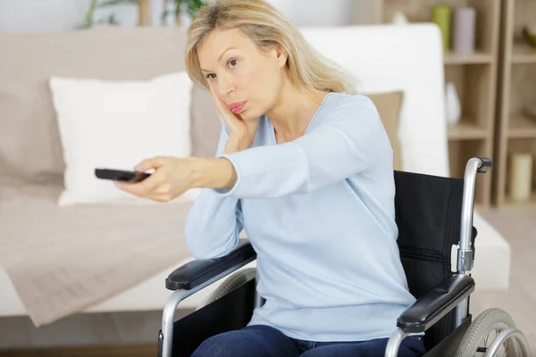 Gehandicapte Vrouw Verveeld Kijken Woonkamer — Stockfoto