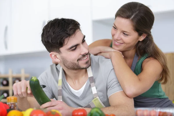 Uomo Donna Cucina Piatto Vegetariano Insieme — Foto Stock