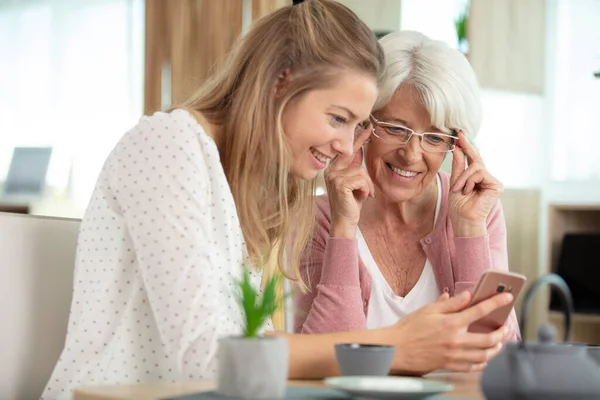 Enseñando Mamá Mayor Cómo Usar Teléfono — Foto de Stock