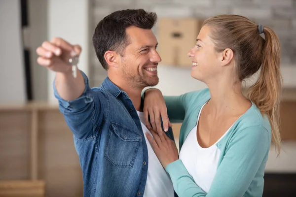 Smiling Couple Showing Keys Camera — Stock Photo, Image