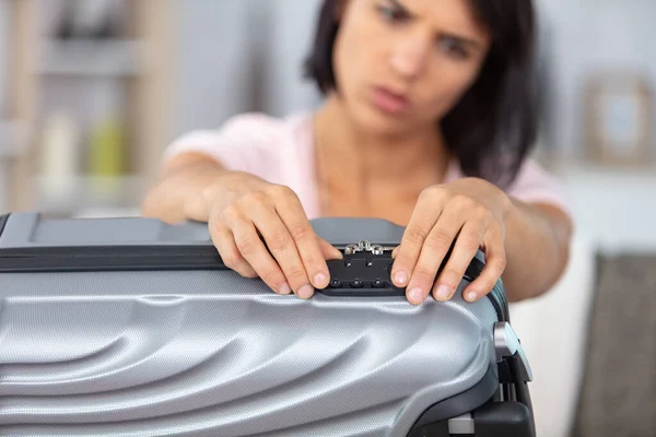 Γυναίκα Συσκευασίας Για Διακοπές Προσπαθεί Κλείσει Πλήρη Βαλίτσα — Φωτογραφία Αρχείου