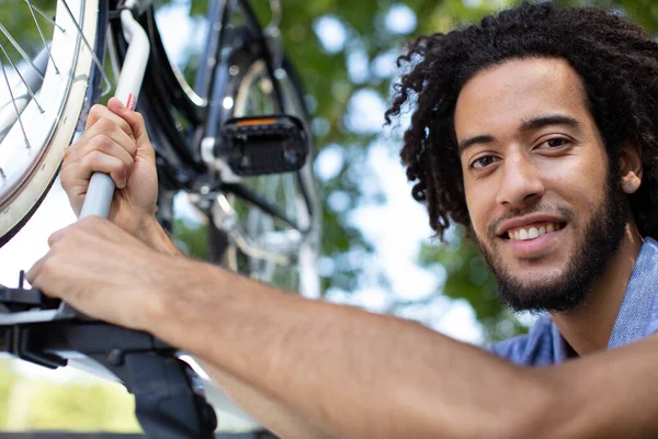 Homem Feliz Lado Rack Bicicleta — Fotografia de Stock