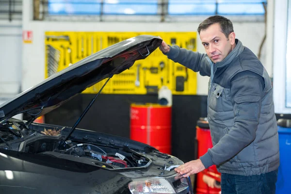 Autószerelő Nyitó Autó Vizsgálatra — Stock Fotó