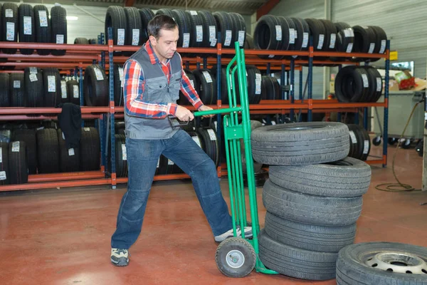 Técnico Está Empujando Neumático — Foto de Stock