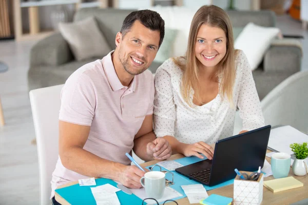 Gelukkig Paar Thuis Betalen Rekeningen Met Laptop — Stockfoto