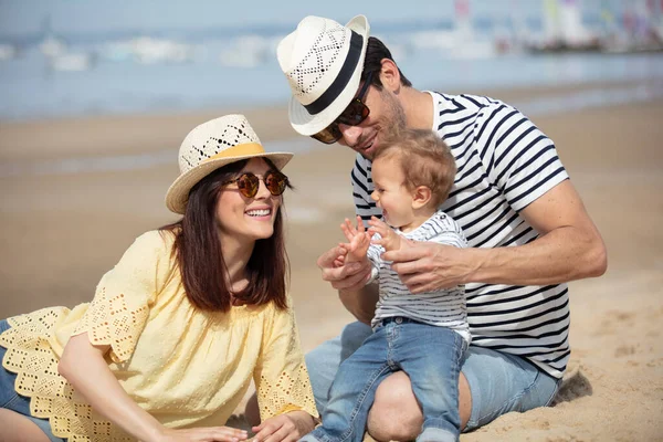 Par Med Sitt Lilla Barn Stranden — Stockfoto