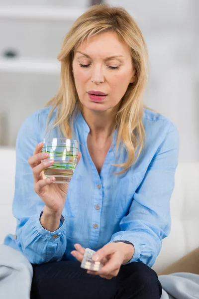 Retrato Mulher Tomando Pílula — Fotografia de Stock