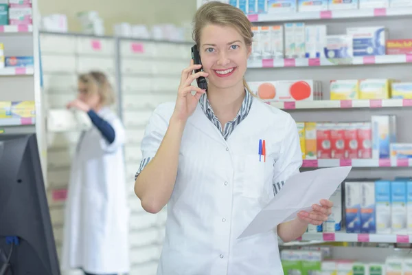Female Pharmacist Phone Call Reaching Medication — Stock Photo, Image