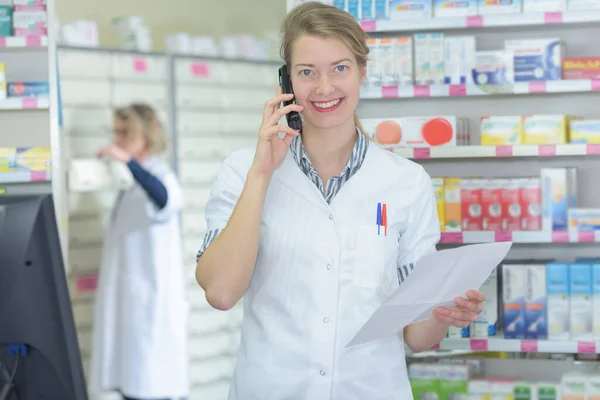 Farmacista Femminile Telefono Raggiungendo Farmaci — Foto Stock