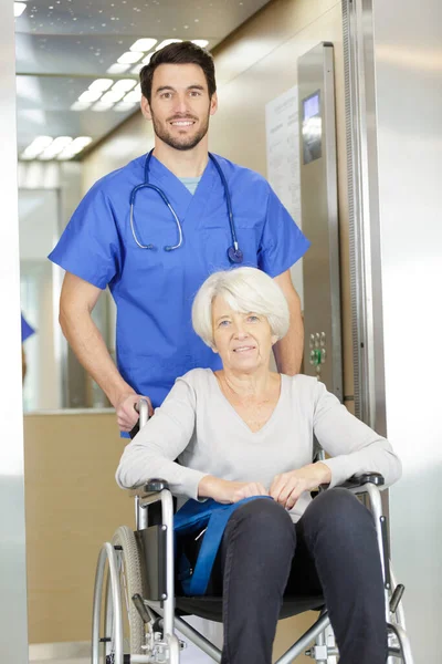 Mujer Anciana Paciente Silla Ruedas Con Médico — Foto de Stock