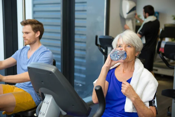 Seniorin Trinkt Wasser Fitnessstudio — Stockfoto