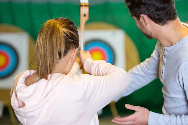 Visión Trasera Mujer Apuntando Tiro Con Arco Objetivo — Foto de Stock