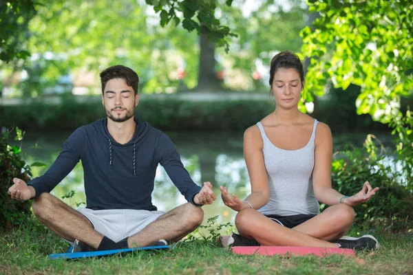 Glückliche Sportlerinnen Und Sportler Meditieren Grünen Park — Stockfoto