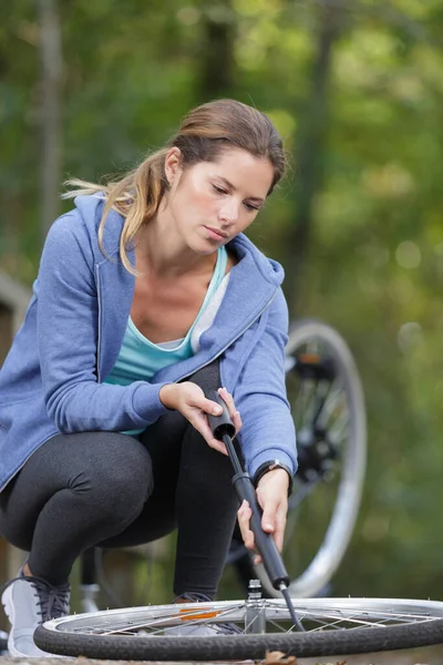 Junge Frau Pumpt Einen Reifen Auf — Stockfoto