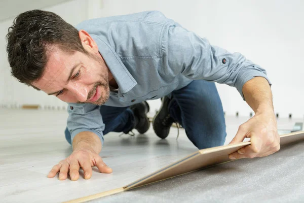 Costruttore Uomo Impegnato Nella Posa Pavimenti Legno Laminato — Foto Stock