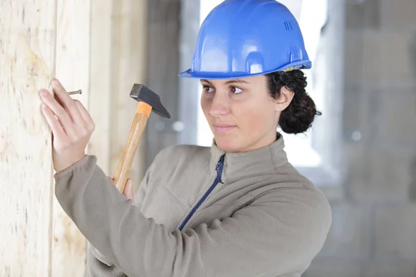 Vrouwelijke Bouwer Hameren Spijker Hout — Stockfoto