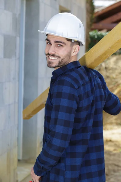 Carpinteiro Sorridente Segurando Tábuas Madeira Canteiro Obras — Fotografia de Stock