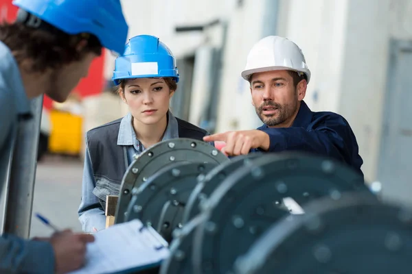 Ingénieurs Dans Une Usine — Photo