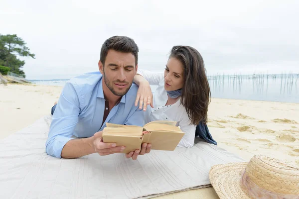 Portrait Couple Heureux Livre Lecture Sur Plage — Photo