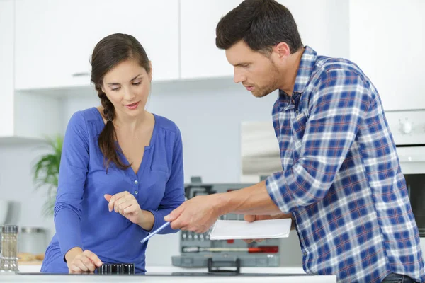 Vendedor Ajudando Cliente Montagem Uma Máquina Lavar Roupa — Fotografia de Stock