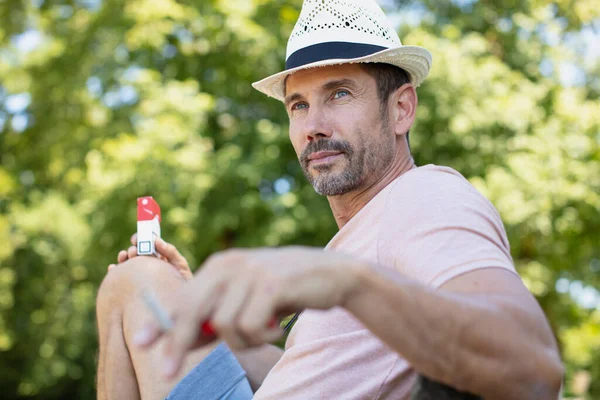 Homme Détend Sur Banc Extérieur — Photo