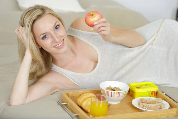 Joven Hermosa Mujer Desayunando Cama — Foto de Stock