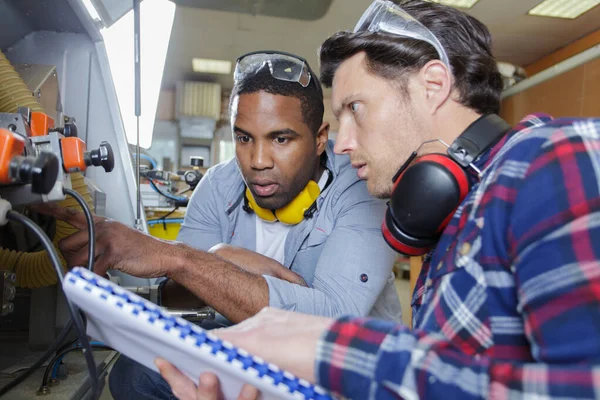 Dos Trabajadores Bodega Tomando Notas Mientras Comprueban Equipo — Foto de Stock