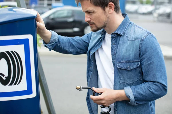 Homem Mede Quantidade Pneus Borracha Inflados Carro — Fotografia de Stock