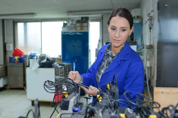 Técnico Que Utiliza Clipboar Mientras Analiza Los Cables Del Servidor —  Fotos de Stock