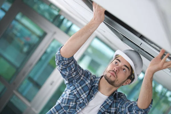 Uomo Installare Controsoffitto Casa — Foto Stock