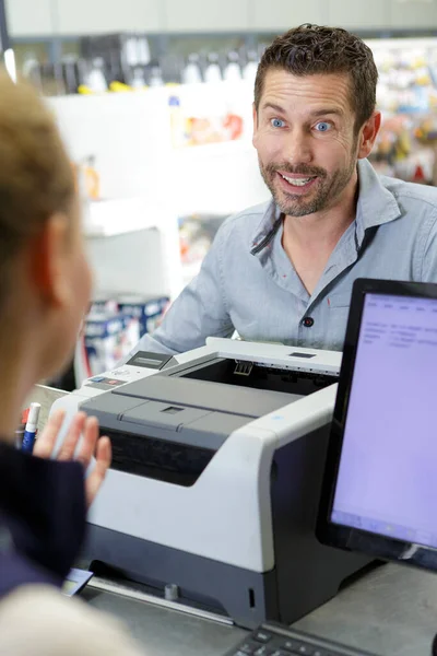 Männliche Kundin Bekommt Hilfe Der Kasse — Stockfoto